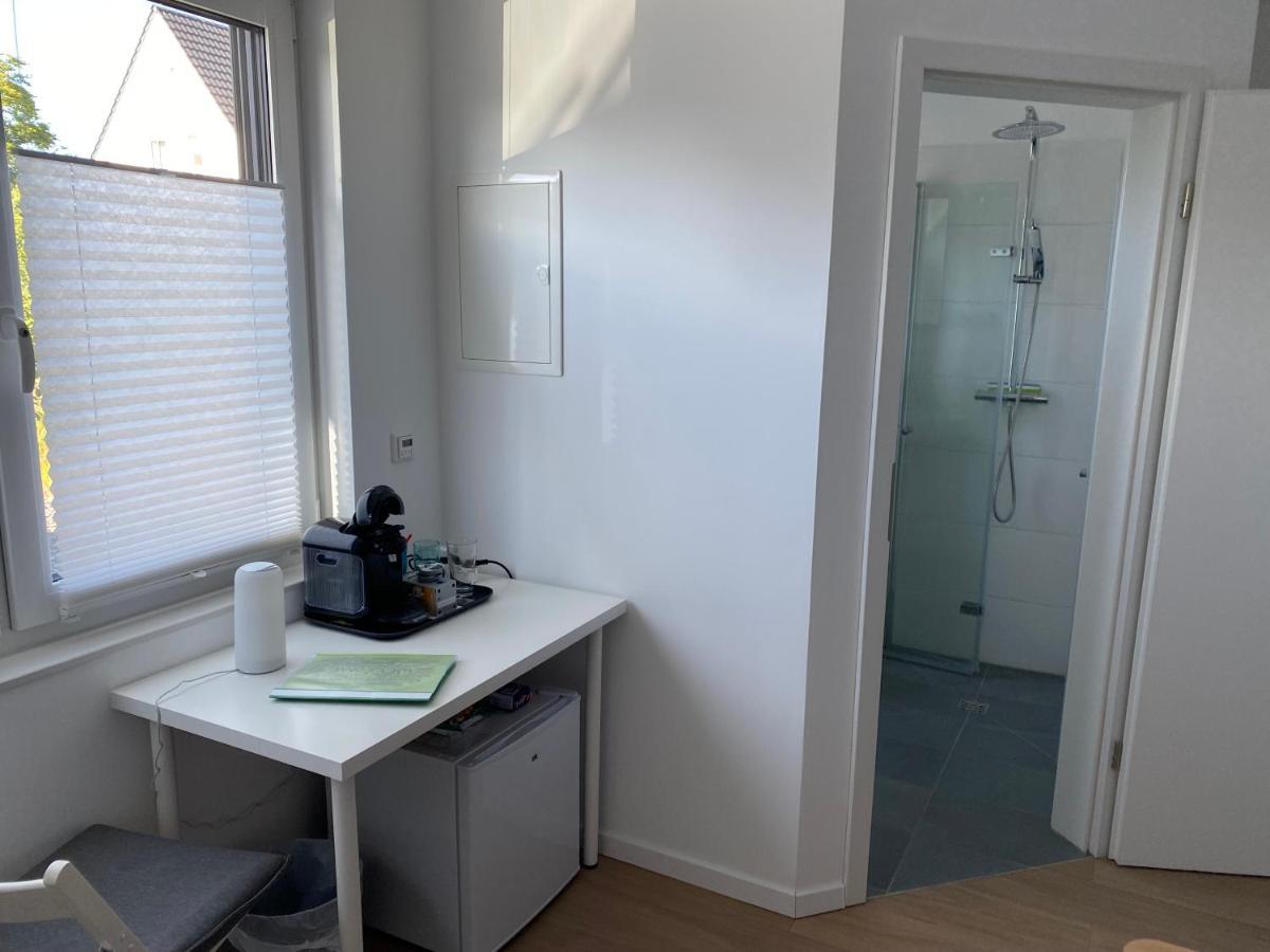 Messezimmer Nahe Der Duesseldorfer Messe Mit Eigenem Eingang Und Gratis Minibar Exterior foto