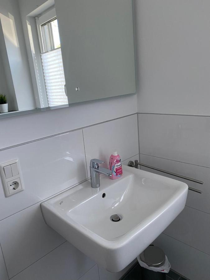 Messezimmer Nahe Der Duesseldorfer Messe Mit Eigenem Eingang Und Gratis Minibar Exterior foto